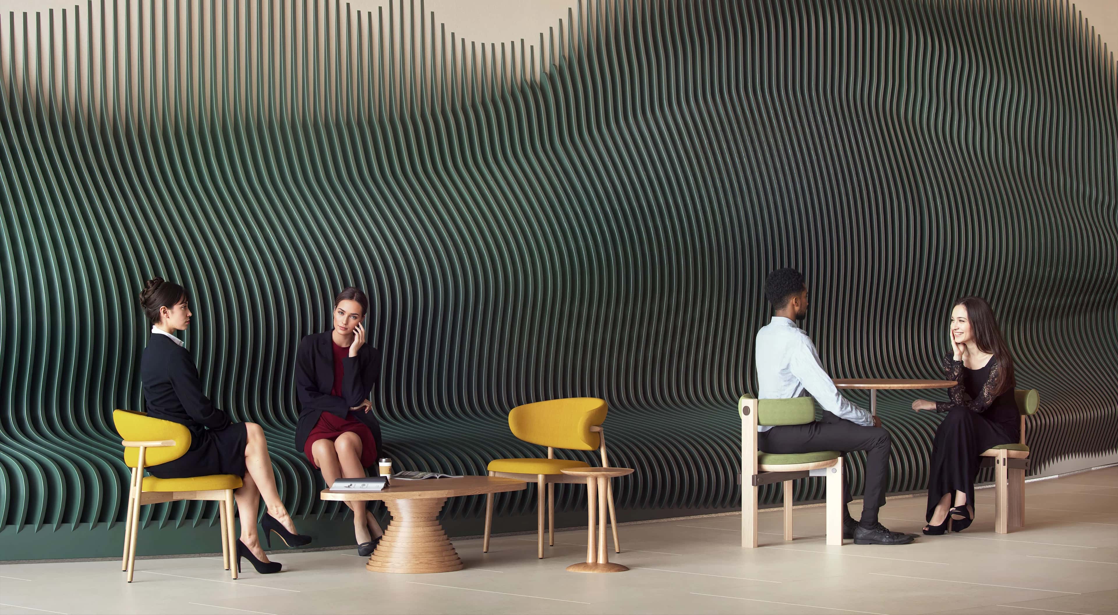 Hall do Martim com parede ondulada verde e poltronas amarelas